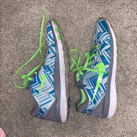 Woman’s 7.5 NIKE shoes - Picture 2 of 7